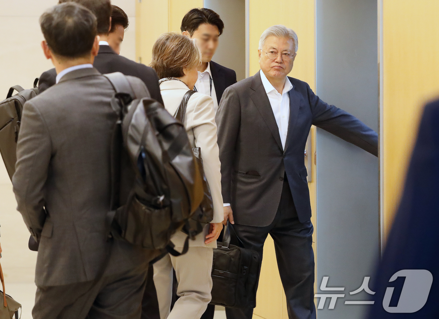 (부산=뉴스1) 윤일지 기자 = 문재인 전 대통령과 부인 김정숙 여사가 미국 로스앤젤레스(LA)를 방문하기 위해 5일 오전 부산 강서구 김해국제공항을 통해 인천공항으로 향하고 있다 …