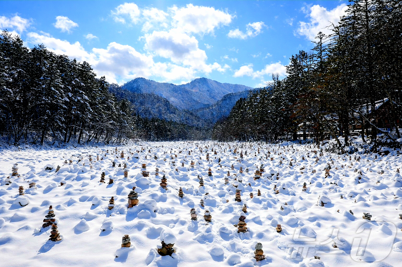 (인제=뉴스1) 이종재 기자 = 경칩(驚蟄)인 5일 강원 인제군 북면 백담사 일대가 최근 내린 눈으로 뒤덮여 있다.(인제군 제공. 재판매 및 DB금지) 2026.3.5/뉴스1