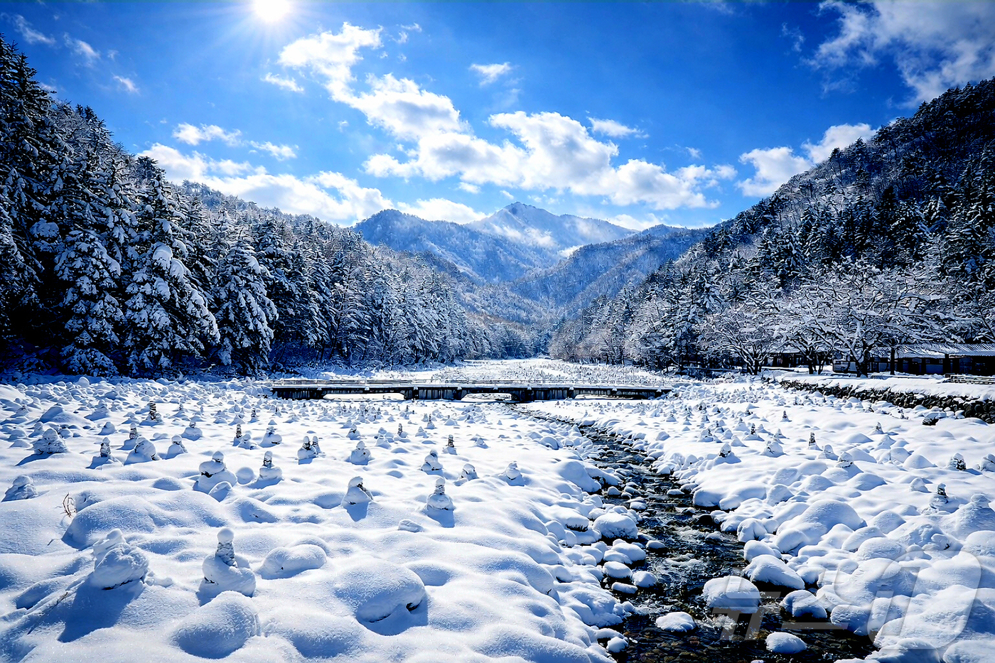(인제=뉴스1) 이종재 기자 = 절기상 개구리가 겨울잠에서 깨어난다는 경칩(驚蟄)인 5일 강원 인제군 북면 백담사 일대가 최근 내린 눈으로 뒤덮여 있다.(인제군 제공. 재판매 및 …