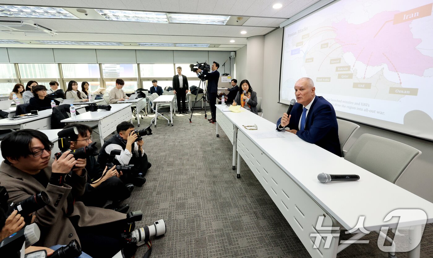 본문 이미지 - 라파엘 하르파즈 이스라엘대사가 5일 서울 종로구 HJ비즈니스센터에서 이스라엘의 군사작전인 ‘Roaring Lion’ 및 이스라엘 정부의 입장을 밝히기 위해 기자회견을 갖고 있다. 2026.3.5 ⓒ 뉴스1 이호윤 기자