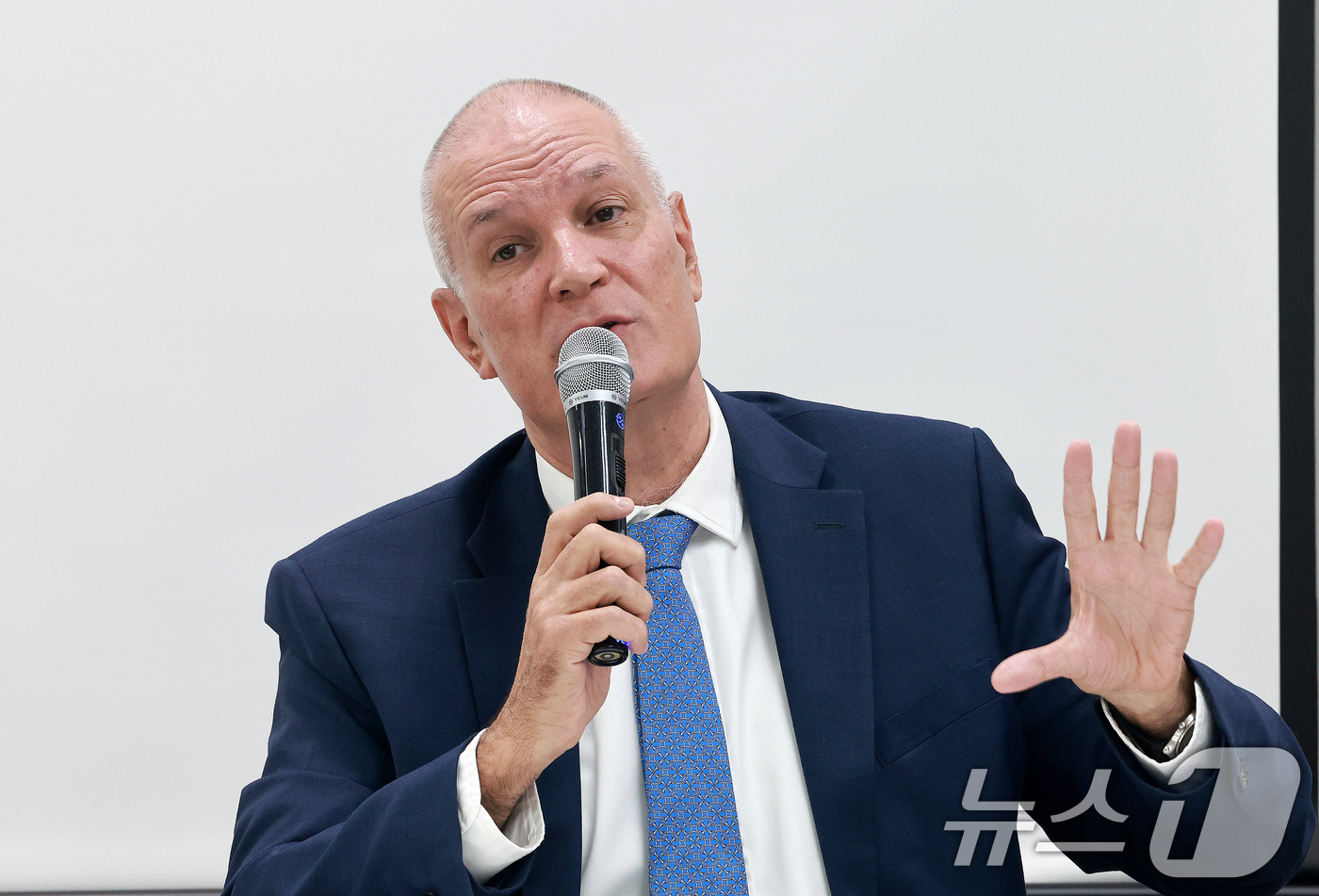 (서울=뉴스1) 이호윤 기자 = 라파엘 하르파즈 이스라엘대사가 5일 서울 종로구 HJ비즈니스센터에서 이스라엘의 군사작전인 ‘Roaring Lion’ 및 이스라엘 정부의 입장을 밝히 …