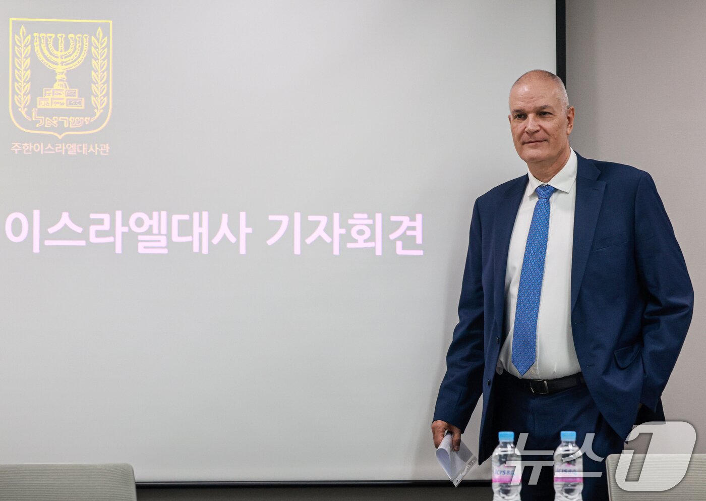 본문 이미지 - 라파엘 하르파즈 이스라엘대사가 5일 서울 종로구 HJ비즈니스센터에서 이스라엘의 군사작전인 ‘Roaring Lion’ 및 이스라엘 정부의 입장을 밝히기 위해 기자회견장에 들어서고 있다. 2026.3.5 ⓒ 뉴스1 이호윤 기자