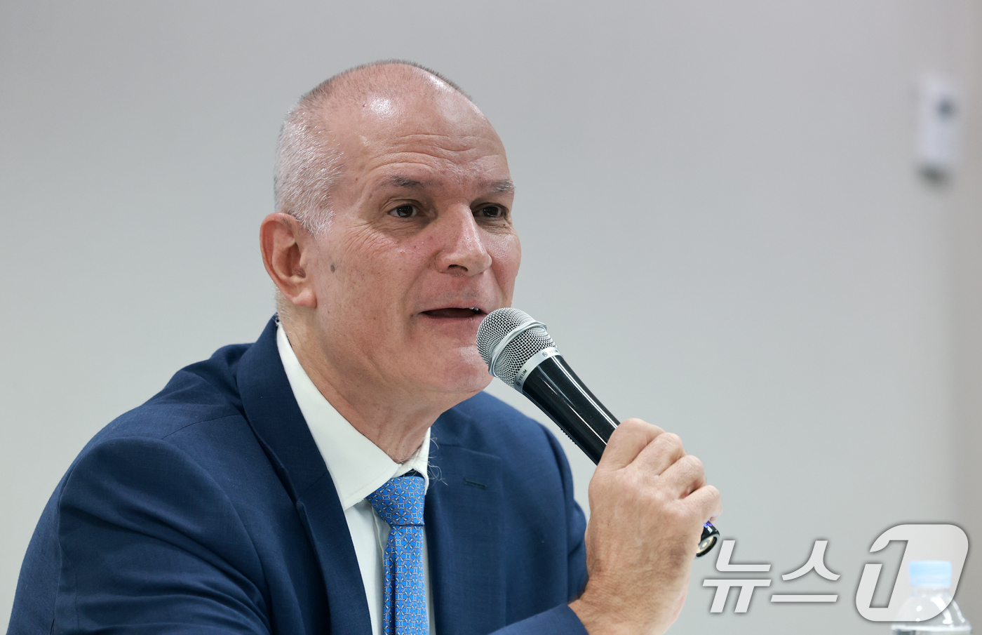 (서울=뉴스1) 이호윤 기자 = 라파엘 하르파즈 이스라엘대사가 5일 서울 종로구 HJ비즈니스센터에서 이스라엘의 군사작전인 ‘Roaring Lion’ 및 이스라엘 정부의 입장을 밝히 …