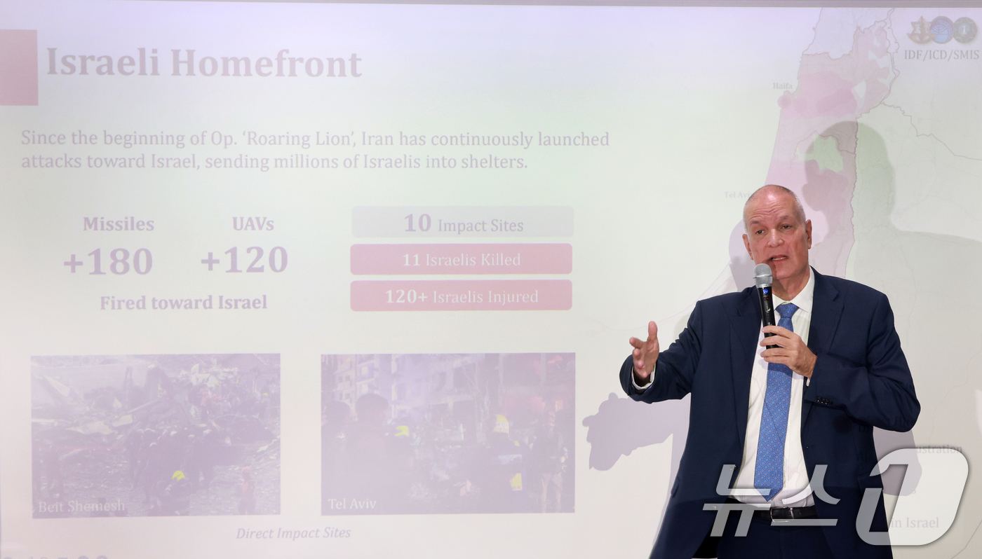 (서울=뉴스1) 이호윤 기자 = 라파엘 하르파즈 이스라엘대사가 5일 서울 종로구 HJ비즈니스센터에서 이스라엘의 군사작전인 ‘Roaring Lion’ 및 이스라엘 정부의 입장을 밝히 …
