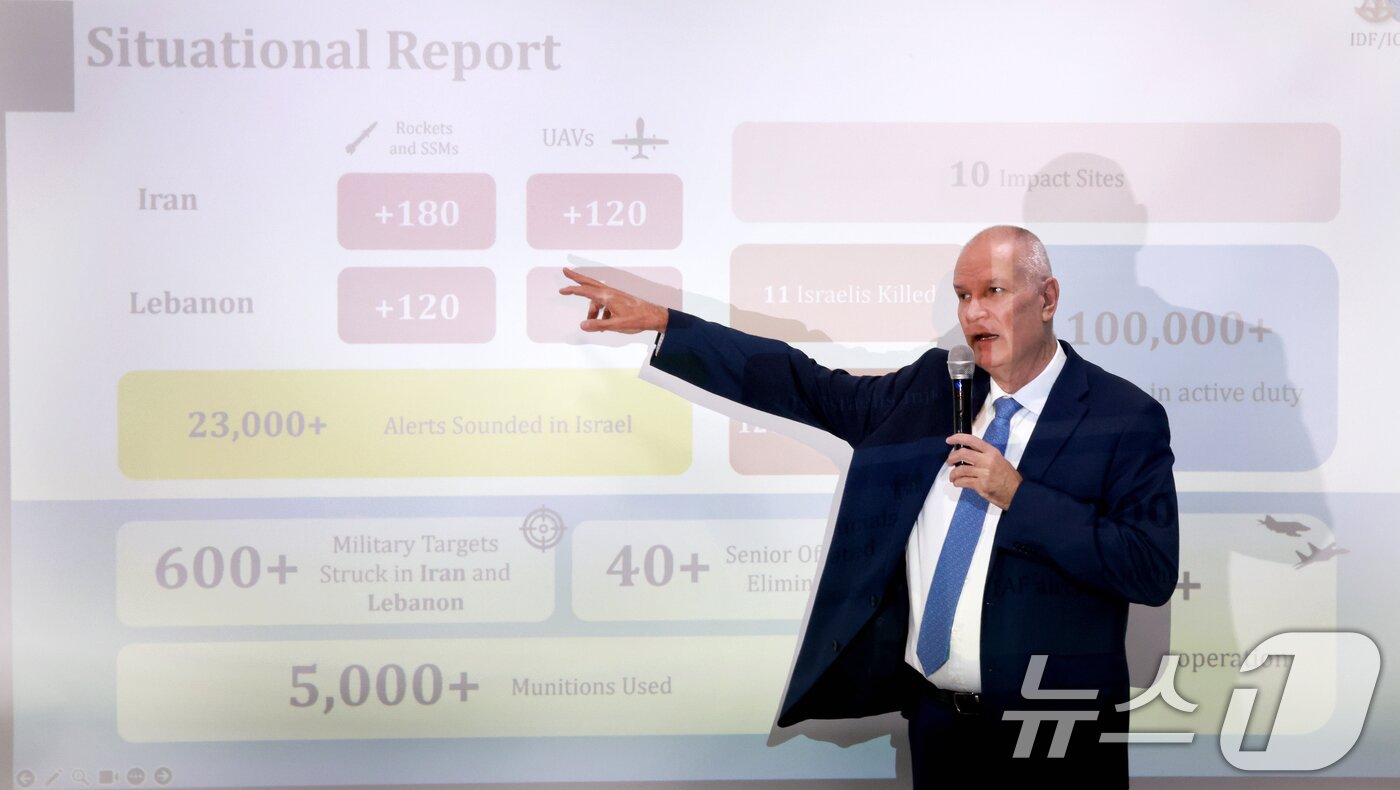 본문 이미지 - 라파엘 하르파즈 이스라엘대사가 5일 서울 종로구 HJ비즈니스센터에서 이스라엘의 군사작전인 ‘Roaring Lion’ 및 이스라엘 정부의 입장을 밝히기 위해 기자회견을 갖고 있다. 2026.3.5 ⓒ 뉴스1 이호윤 기자