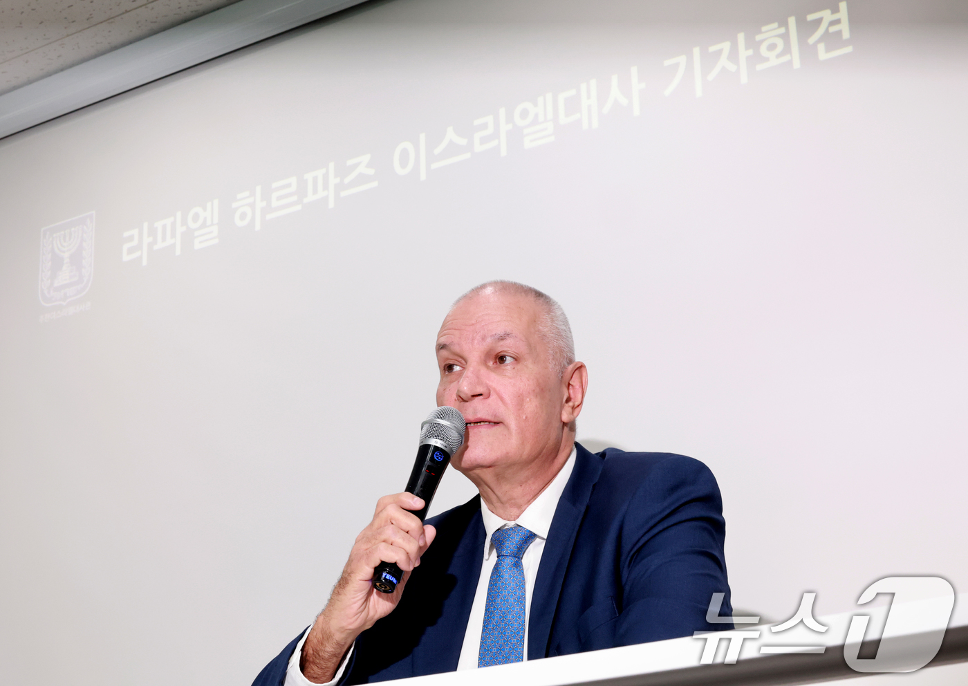 (서울=뉴스1) 이호윤 기자 = 라파엘 하르파즈 이스라엘대사가 5일 서울 종로구 HJ비즈니스센터에서 이스라엘의 군사작전인 ‘Roaring Lion’ 및 이스라엘 정부의 입장을 밝히 …