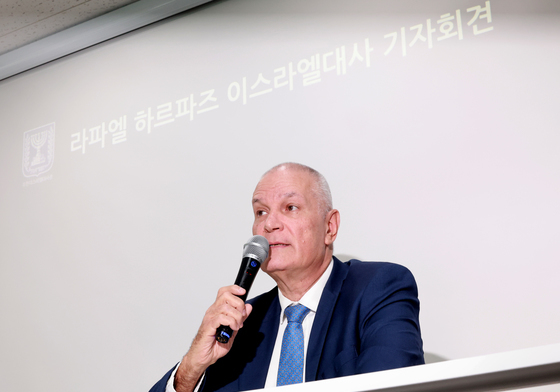 취재진 질문 답변하는 라파엘 하르파즈 이스라엘대사