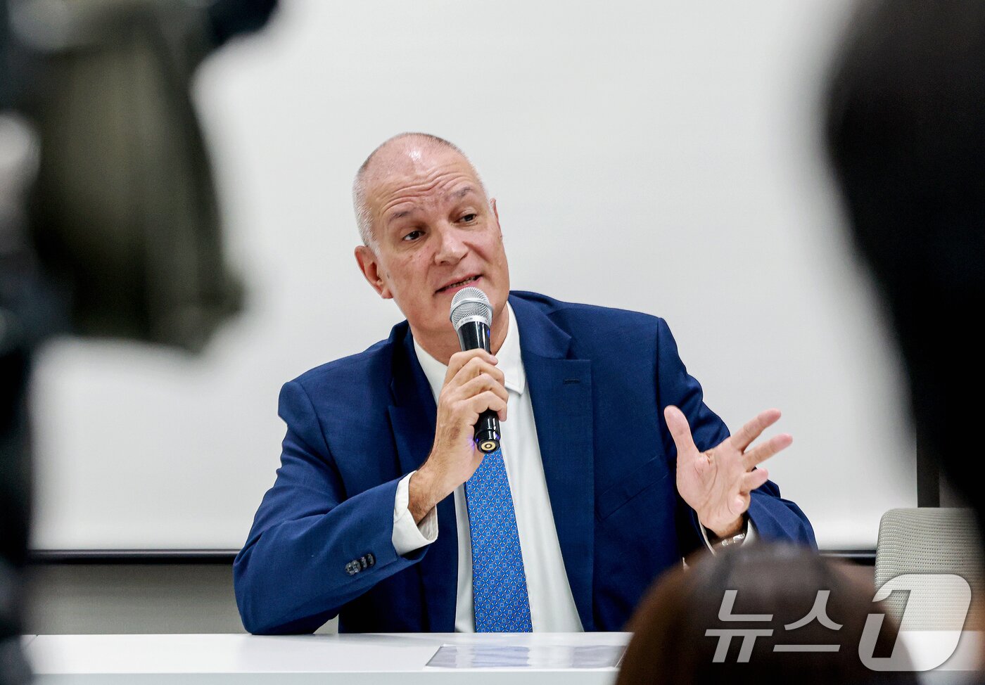 본문 이미지 - 라파엘 하르파즈 이스라엘대사가 5일 서울 종로구 HJ비즈니스센터에서 이스라엘의 군사작전인 ‘Roaring Lion’ 및 이스라엘 정부의 입장을 밝히기 위해 기자회견을 갖고 있다. 2026.3.5 ⓒ 뉴스1 이호윤 기자