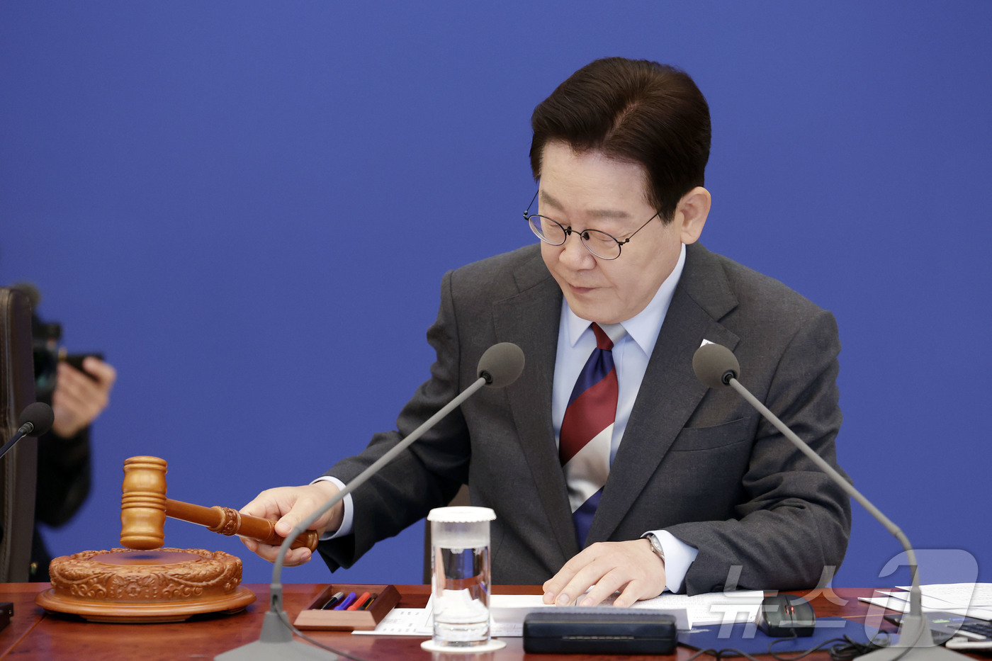 (서울=뉴스1) 이재명 기자 = 이재명 대통령이 5일 청와대에서 열린 국무회의에서 의사봉을 두드리고 있다. 2026.3.5/뉴스1