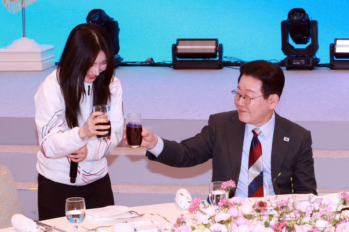 본문 이미지 - 이재명 대통령이 5일 청와대 영빈관에서 열린 2026 밀라노-코르티나담페초 동계올림픽 선수단 격려 오찬에 쇼트트랙 김길리 선수와 건배를 하고 있다. (청와대통신사진기자단) 2026.3.5 ⓒ 뉴스1 이재명 기자