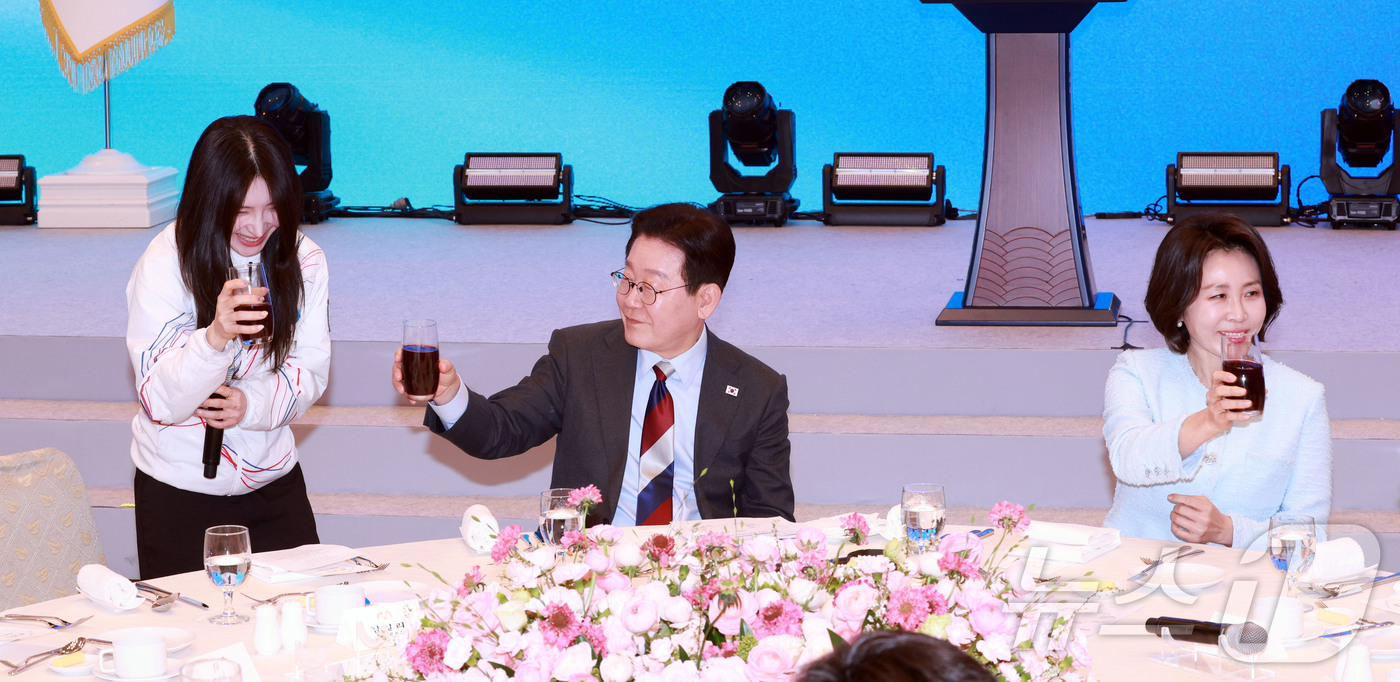 (서울=뉴스1) 이재명 기자 = 이재명 대통령이 5일 청와대 영빈관에서 열린 2026 밀라노-코르티나담페초 동계올림픽 선수단 격려 오찬에 쇼트트랙 김길리 선수와 건배를 하고 있다. …