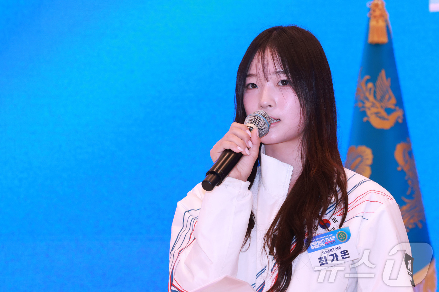 (서울=뉴스1) 이재명 기자 = 2026 밀라노·코르티나담페초 동계 올림픽에 출전한 최가온이 5일 청와대 영빈관에서 열린 동계 올림픽 선수단 오찬에서 발언을 하고 있다. (청와대통 …