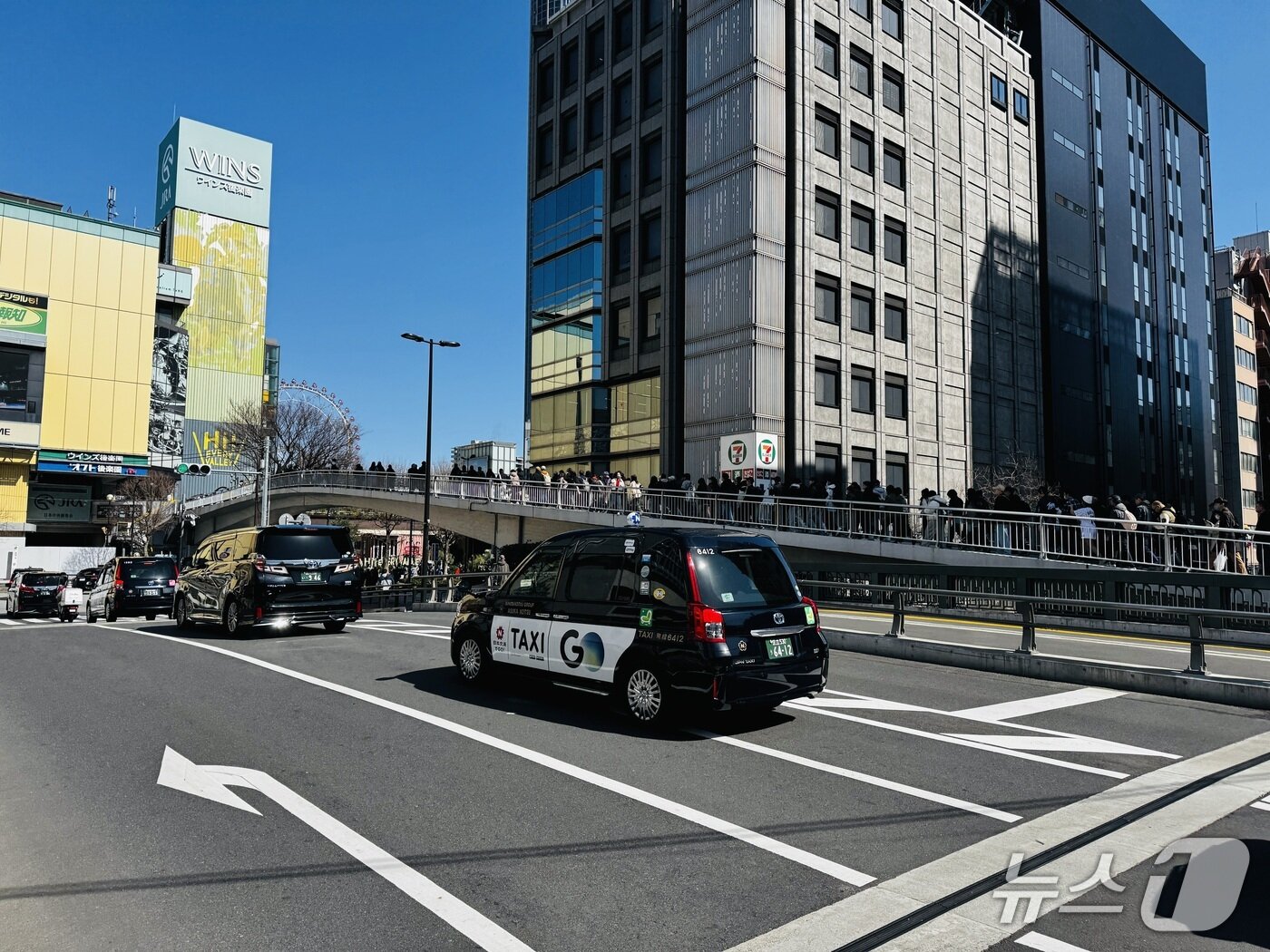 본문 이미지 - 대만과 호주의 경기가 열리는 도쿄돔으로 향하는 야구팬.2026.3.5 ⓒ 뉴스1 서장원 기자