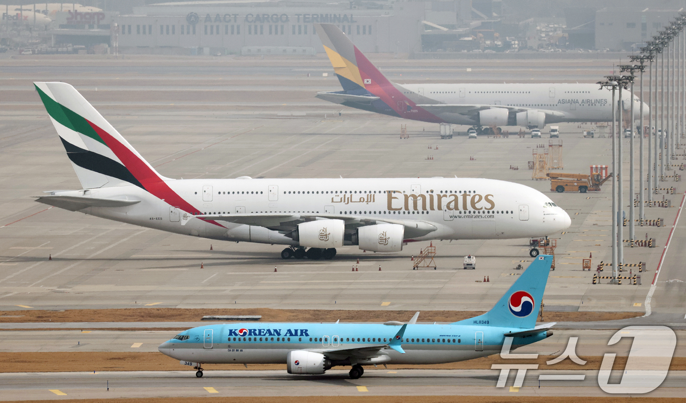 (영종도=뉴스1) 오대일 기자 = 미국과 이스라엘의 이란 공습과 이에 맞선 이란의 보복으로 중동 하늘길이 사실상 마비된 가운데 5일 인천국제공항에 에미레이트 항공 여객기가 계류돼 …