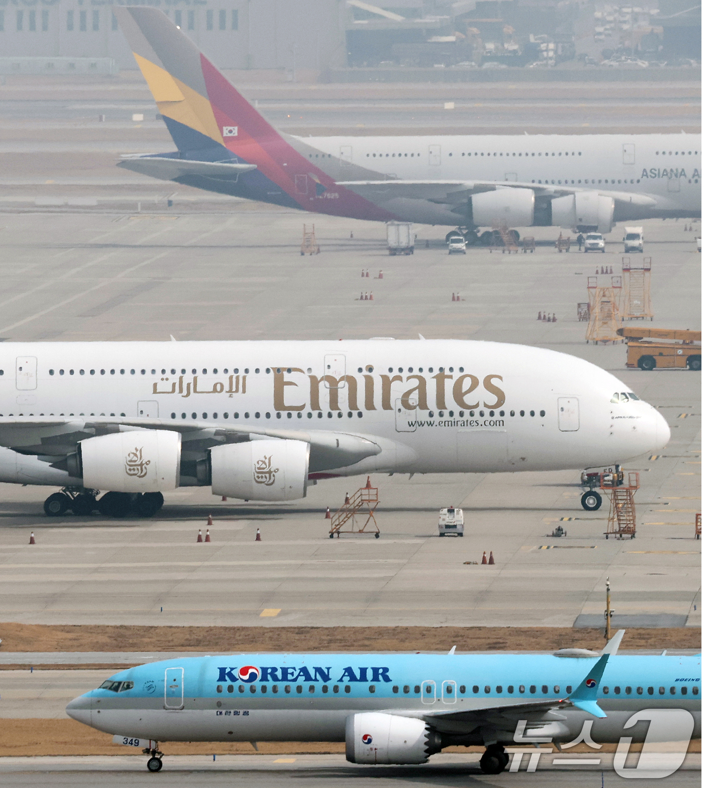 (영종도=뉴스1) 오대일 기자 = 미국과 이스라엘의 이란 공습과 이에 맞선 이란의 보복으로 중동 하늘길이 사실상 마비된 가운데 5일 인천국제공항에 에미레이트 항공 여객기가 계류돼 …
