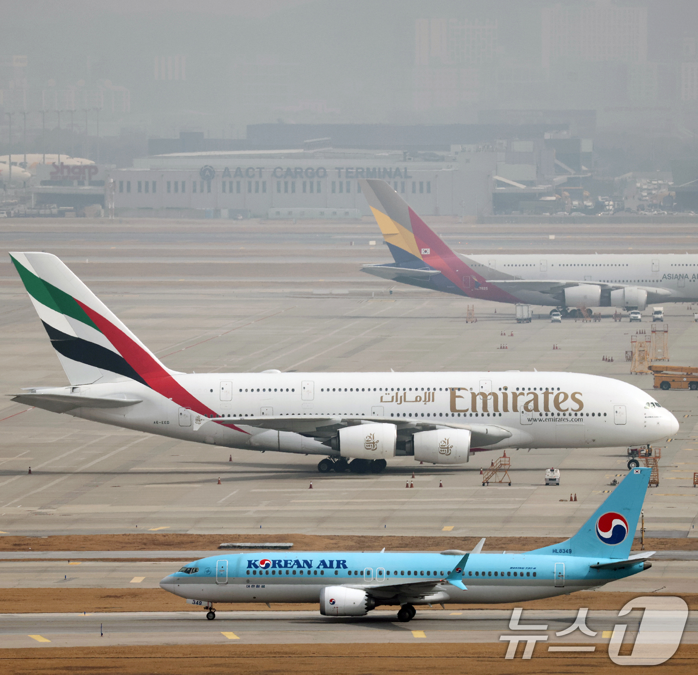 (영종도=뉴스1) 오대일 기자 = 미국과 이스라엘의 이란 공습과 이에 맞선 이란의 보복으로 중동 하늘길이 사실상 마비된 가운데 5일 인천국제공항에 에미레이트 항공 여객기가 계류돼 …