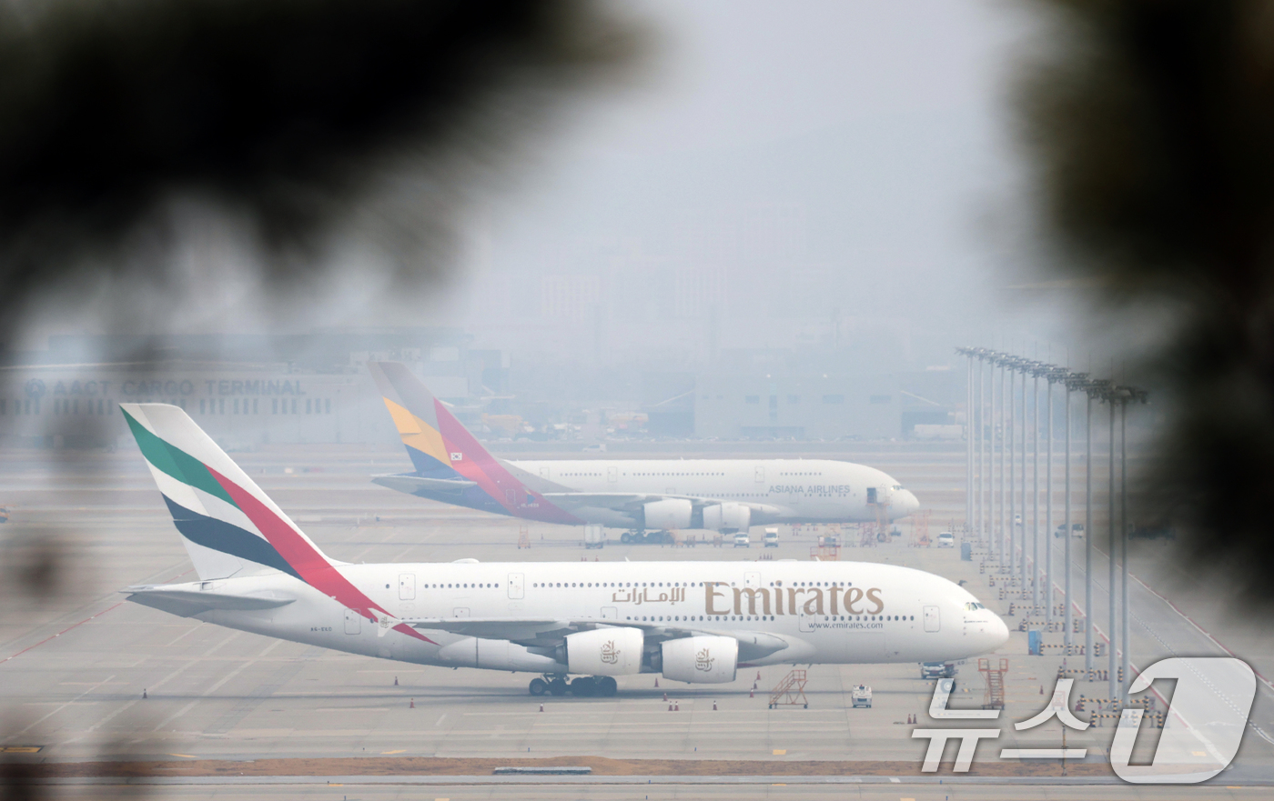 (영종도=뉴스1) 오대일 기자 = 미국과 이스라엘의 이란 공습과 이에 맞선 이란의 보복으로 중동 하늘길이 사실상 마비된 가운데 5일 인천국제공항에 에미레이트 항공 여객기가 계류돼 …