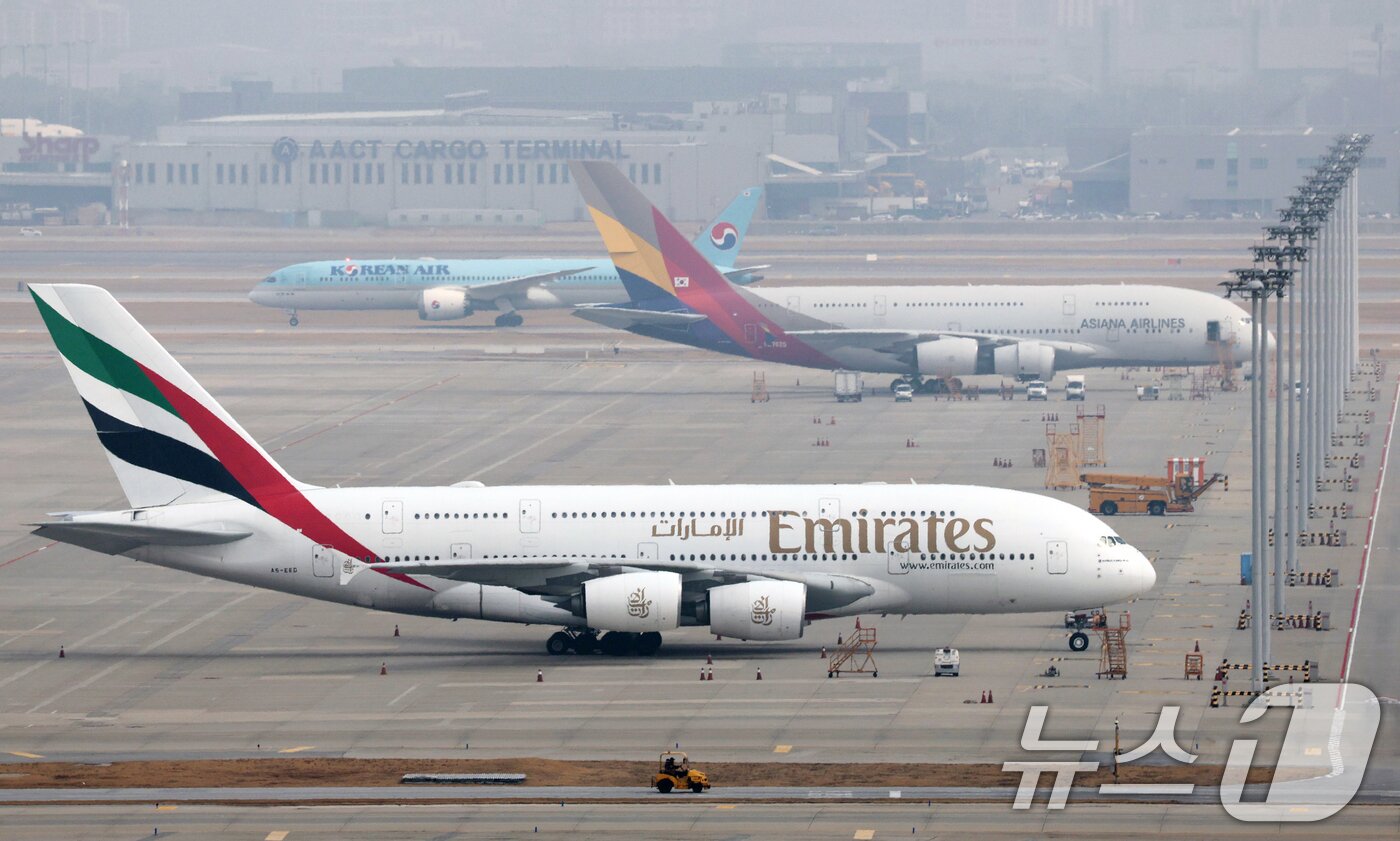 본문 이미지 - 미국과 이스라엘의 이란 공습과 이에 맞선 이란의 보복으로 중동 하늘길이 사실상 마비된 가운데 5일 인천국제공항에 에미레이트 항공 여객기가 계류돼 있다. 2026.3.5 ⓒ 뉴스1 오대일 기자