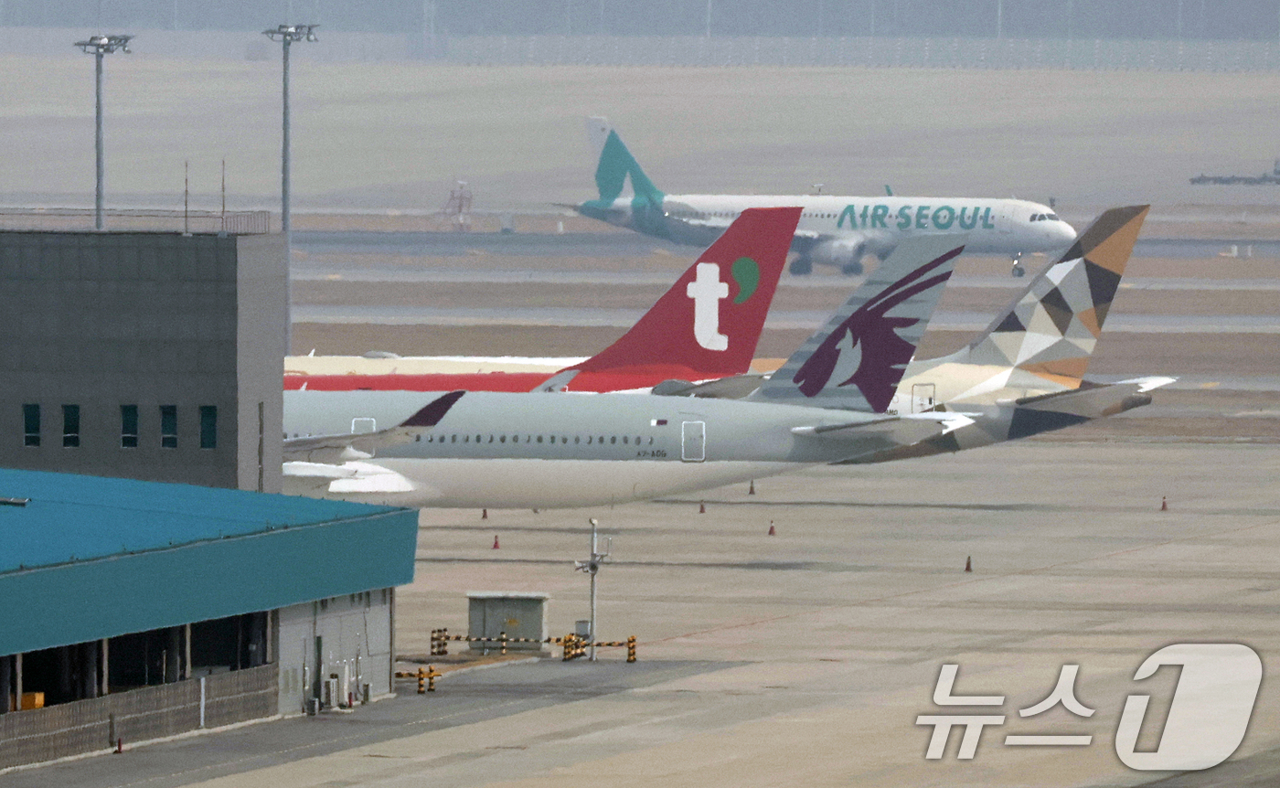 (영종도=뉴스1) 오대일 기자 = 미국과 이스라엘의 이란 공습과 이에 맞선 이란의 보복으로 중동 하늘길이 사실상 마비된 가운데 5일 인천국제공항에 카타르 항공 여객기가 계류돼 있다 …