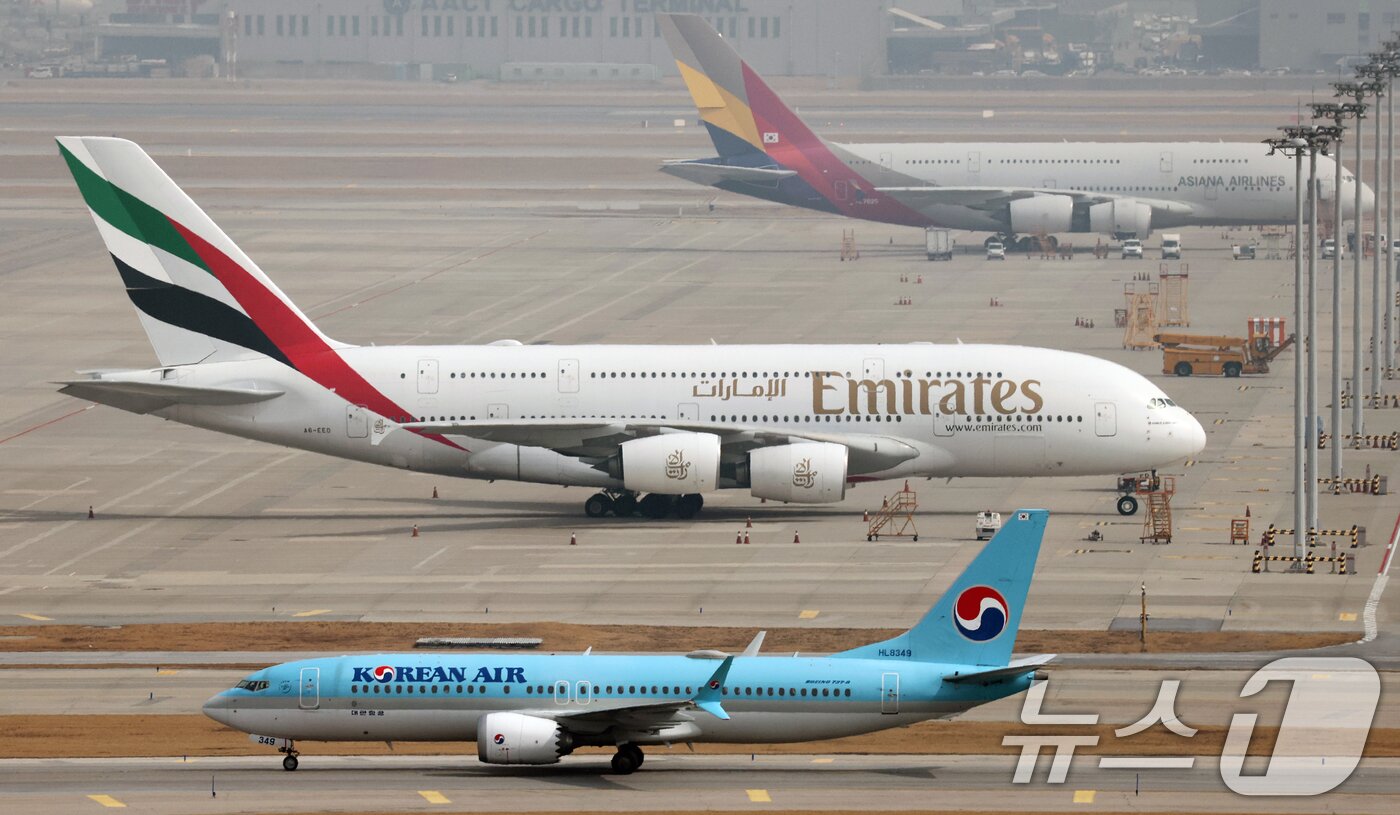본문 이미지 - 미국과 이스라엘의 이란 공습과 이에 맞선 이란의 보복으로 중동 하늘길이 사실상 마비된 가운데 5일 인천국제공항에 에미레이트 항공 여객기가 계류돼 있다. 2026.3.5 ⓒ 뉴스1 오대일 기자