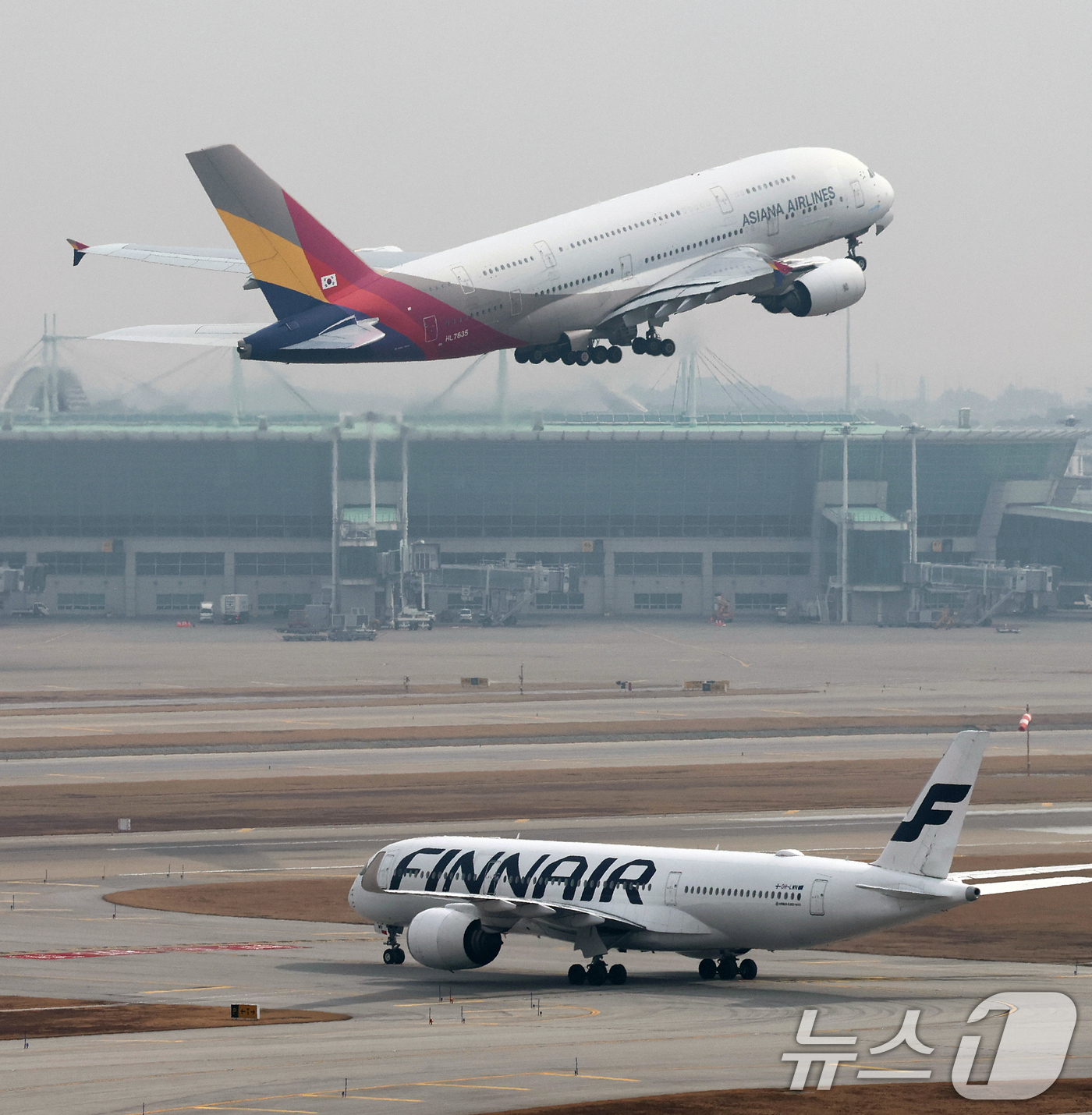 (영종도=뉴스1) 오대일 기자 = 중동 상황 악화와 환율 급등으로 항공, 여행업계에 초비상이 걸린 가운데 5일 인천국제공항 활주로에서 여객기가 이륙하고 있다.  2026.3.5/뉴 …