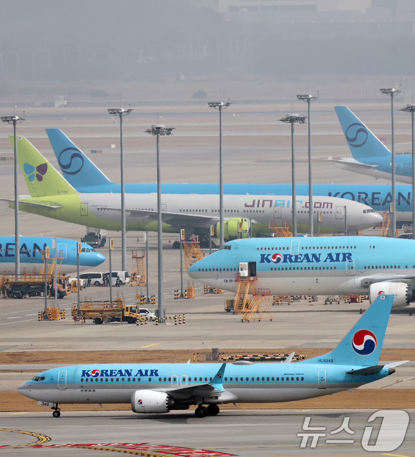 (영종도=뉴스1) 오대일 기자 = 중동 상황 악화와 환율 급등으로 항공, 여행업계에 초비상이 걸린 가운데 5일 인천국제공항 활주로에 대한항공 여객기가 계류돼 있다. 2026.3.5 …