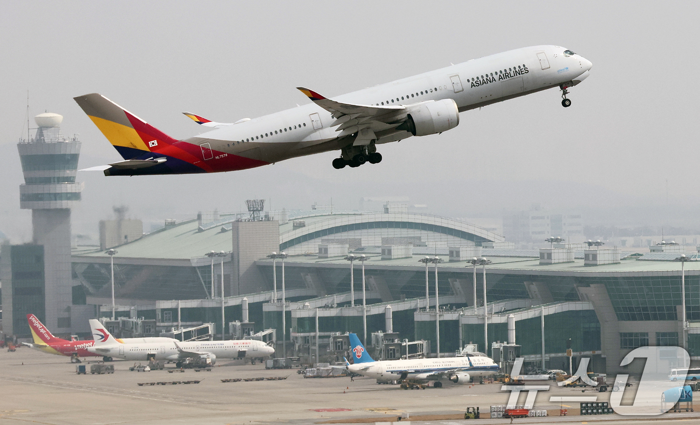 (영종도=뉴스1) 오대일 기자 = 중동 상황 악화와 환율 급등으로 항공, 여행업계에 초비상이 걸린 가운데 5일 인천국제공항 활주로에서 여객기가 이륙하고 있다.  2026.3.5/뉴 …