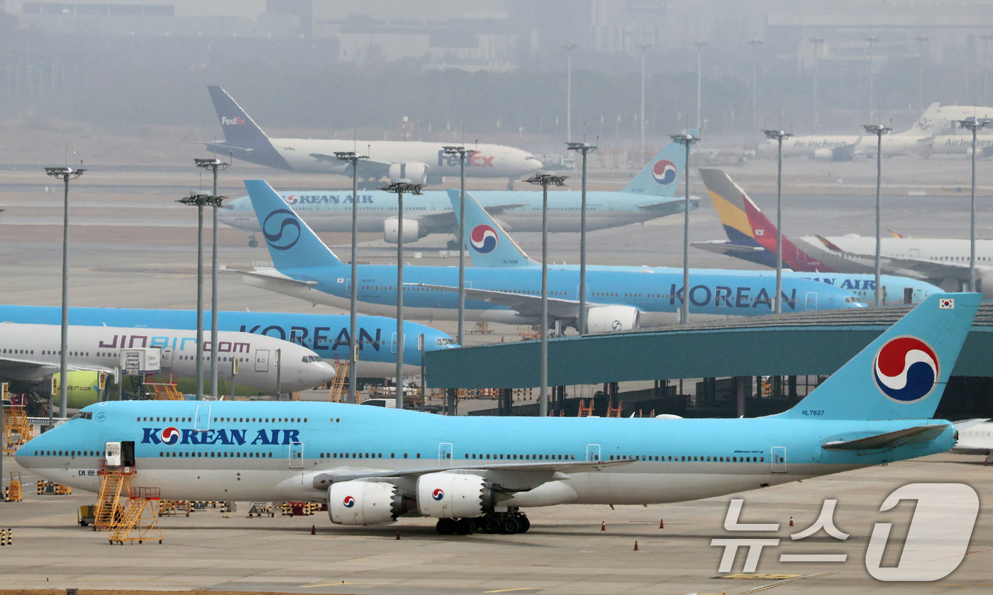 (영종도=뉴스1) 오대일 기자 = 중동 상황 악화와 환율 급등으로 항공, 여행업계에 초비상이 걸린 가운데 5일 인천국제공항 활주로에 대한항공 여객기가 계류돼 있다. 2026.3.5 …