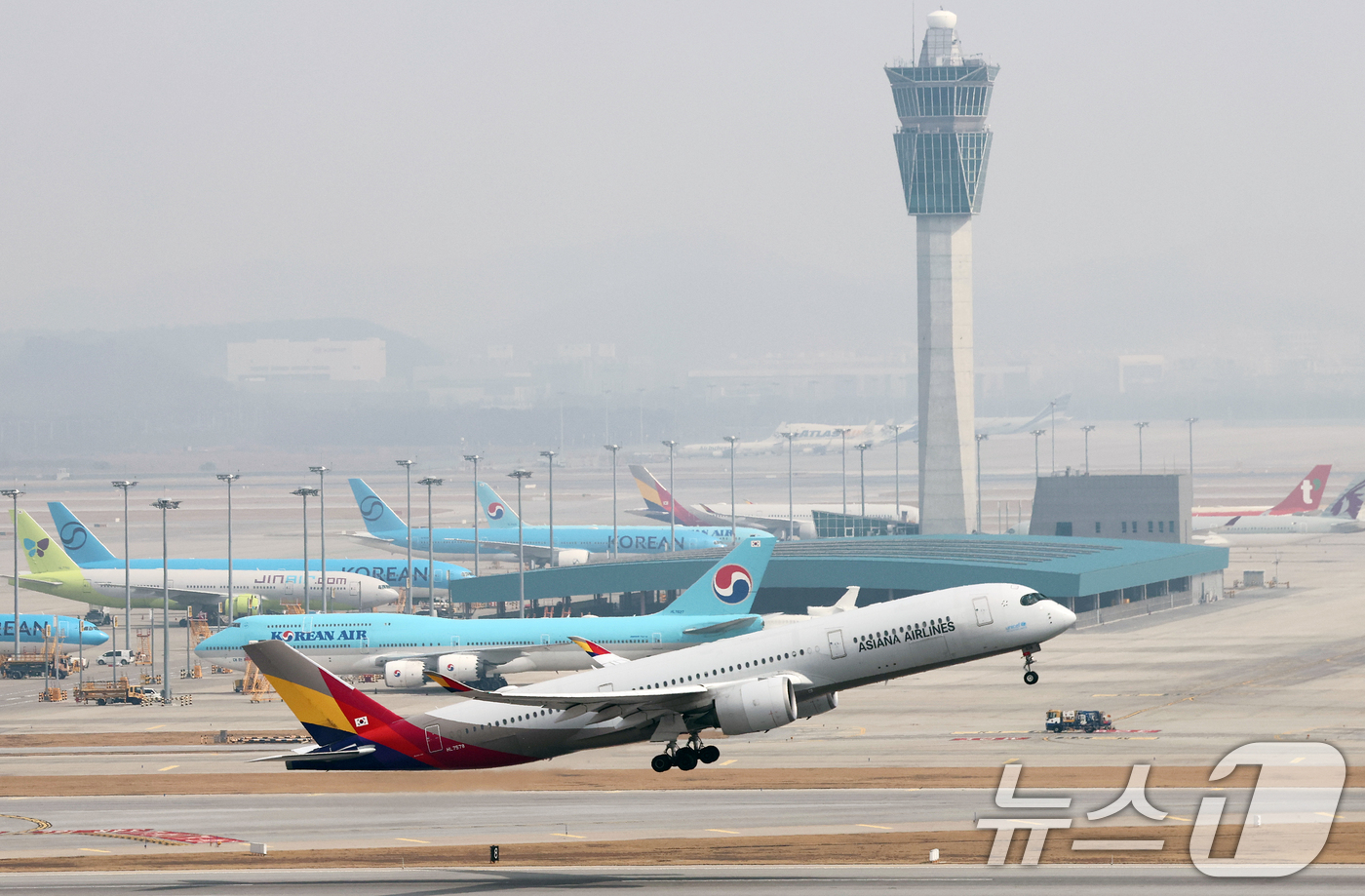 (영종도=뉴스1) 오대일 기자 = 중동 상황 악화와 환율 급등으로 항공, 여행업계에 초비상이 걸린 가운데 5일 인천국제공항 활주로에서 여객기가 이륙하고 있다.  2026.3.5/뉴 …