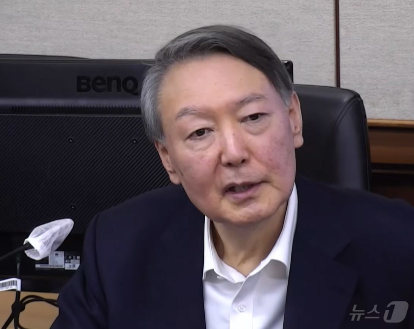 (서울=뉴스1) = 윤석열 전 대통령이 지난 4일 오후 서울 서초구 서울고등법원에서 열린 특수공무집행방해 등 혐의 2심 공판에 출석해 발언을 하고 있다.  (중앙지방법원 제공. 재 …