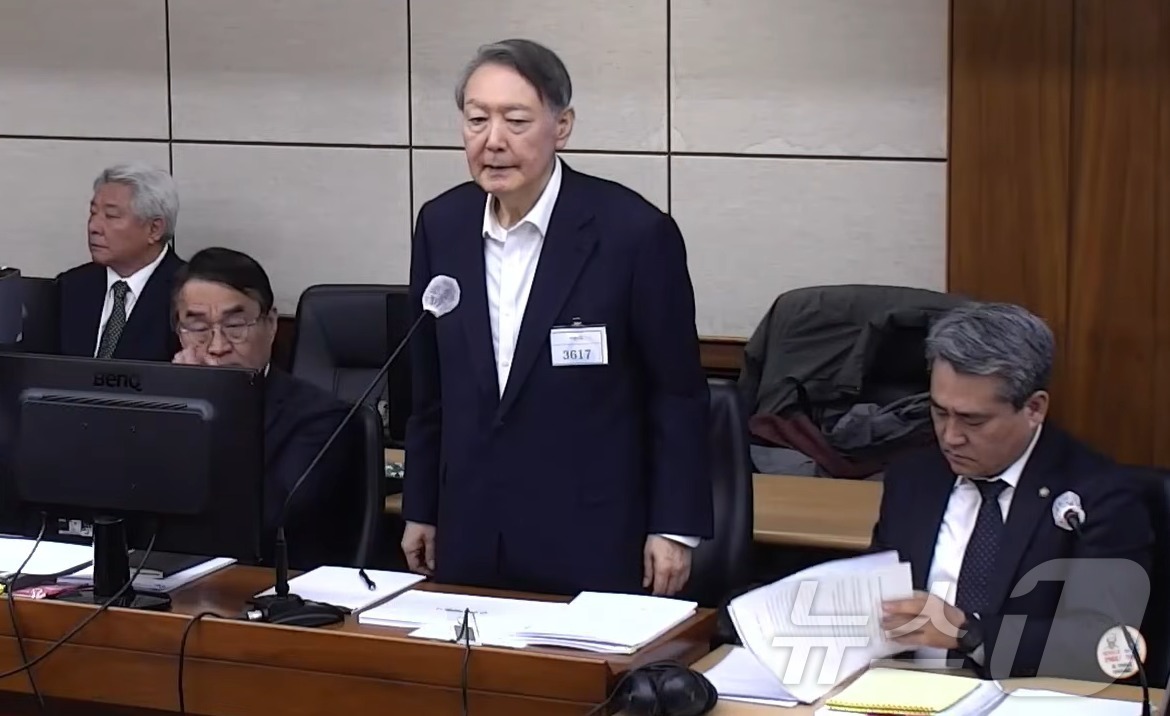 (서울=뉴스1) = 윤석열 전 대통령이 지난 4일 오후 서울 서초구 서울고등법원에서 열린 특수공무집행방해 등 혐의 2심 공판에 출석해 인적 사항을 말하고 있다. (중앙지방법원 제공 …