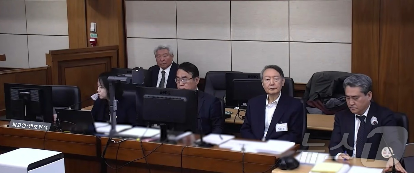 (서울=뉴스1) = 윤석열 전 대통령이 지난 4일 오후 서울 서초구 서울고등법원에서 열린 특수공무집행방해 등 혐의 2심 공판에 출석해 자리에 앉아 있다. (중앙지방법원 제공. 재판 …