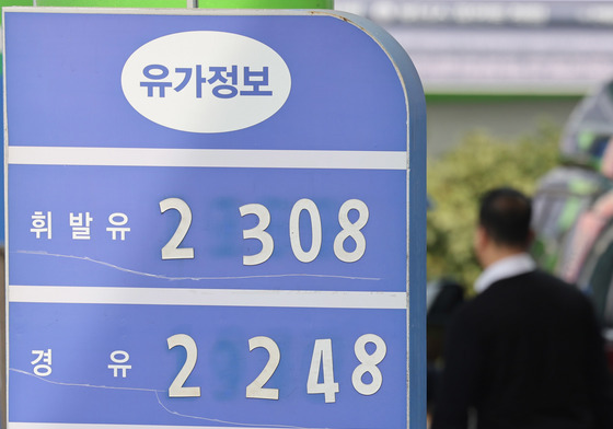 李 대통령 "유류 최고가격 지정 필요…'바가지' 제재해야"