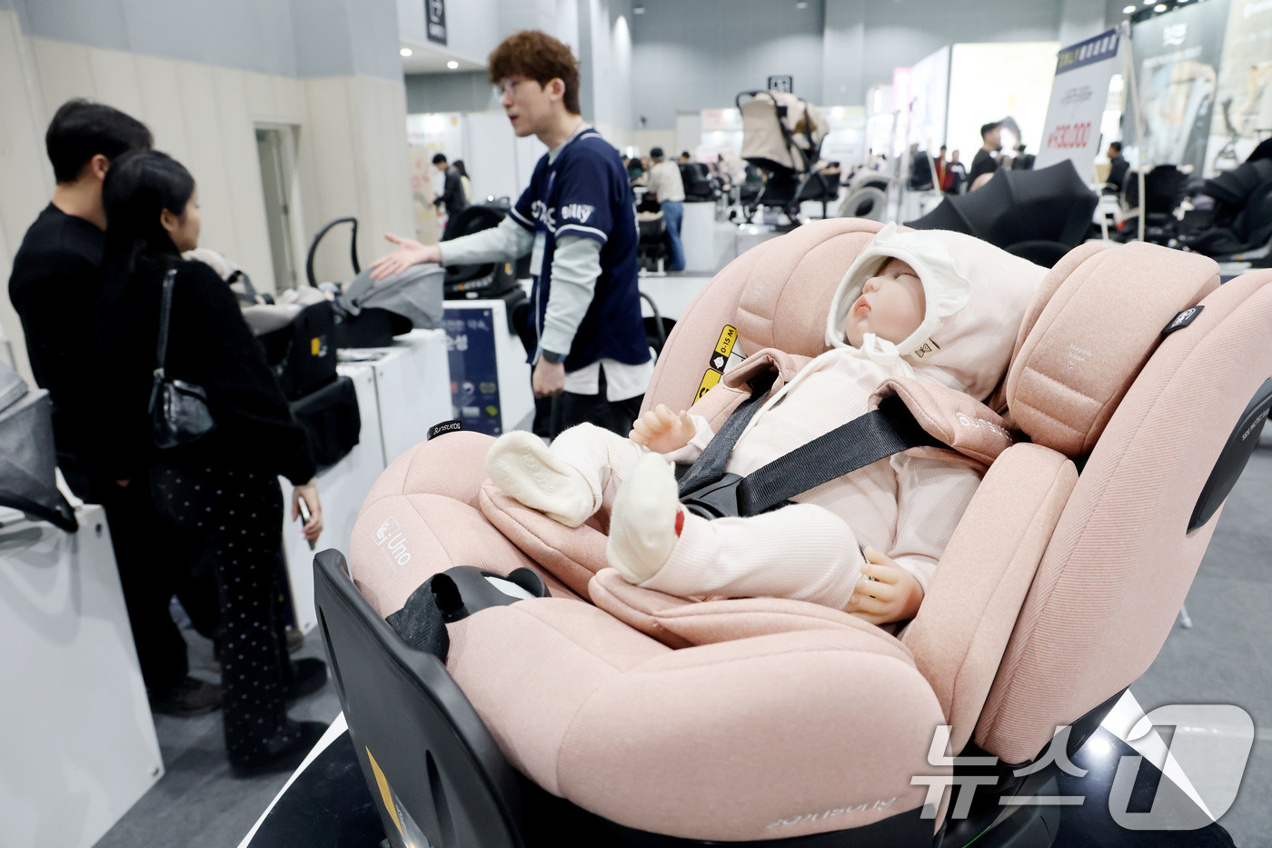 (서울=뉴스1) 이광호 기자 = 5일 서울 강서구 코엑스마곡에서 열린 2026마곡 베이비페어&유아교육전을 찾은 관람객들이 카시트를 살펴보고 있다. 2026.3.5/뉴스1