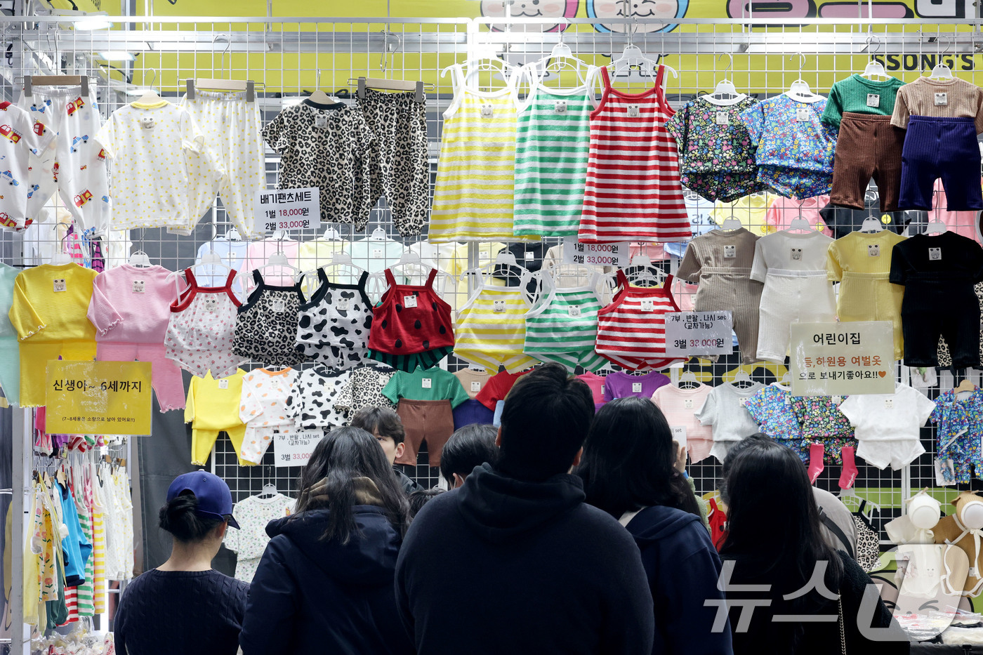(서울=뉴스1) 이광호 기자 = 5일 서울 강서구 코엑스마곡에서 열린 2026마곡 베이비페어&유아교육전을 찾은 관람객들이 아기옷을 살펴보고 있다.  2026.3.5/뉴스1