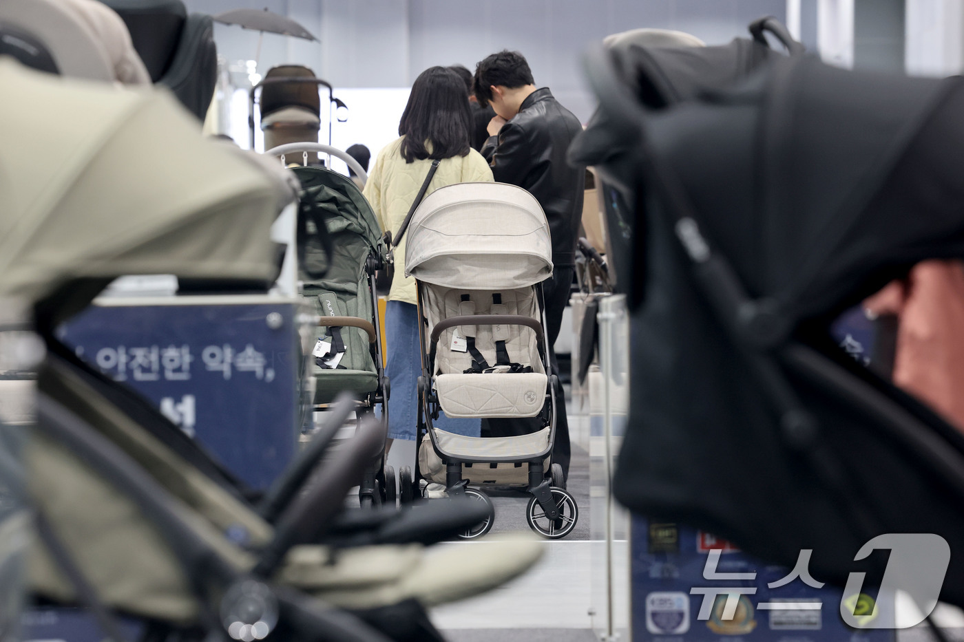 (서울=뉴스1) 이광호 기자 = 5일 서울 강서구 코엑스마곡에서 열린 2026마곡 베이비페어&유아교육전을 찾은 관람객들이 유모차를 살펴보고 있다.  2026.3.5/뉴스1