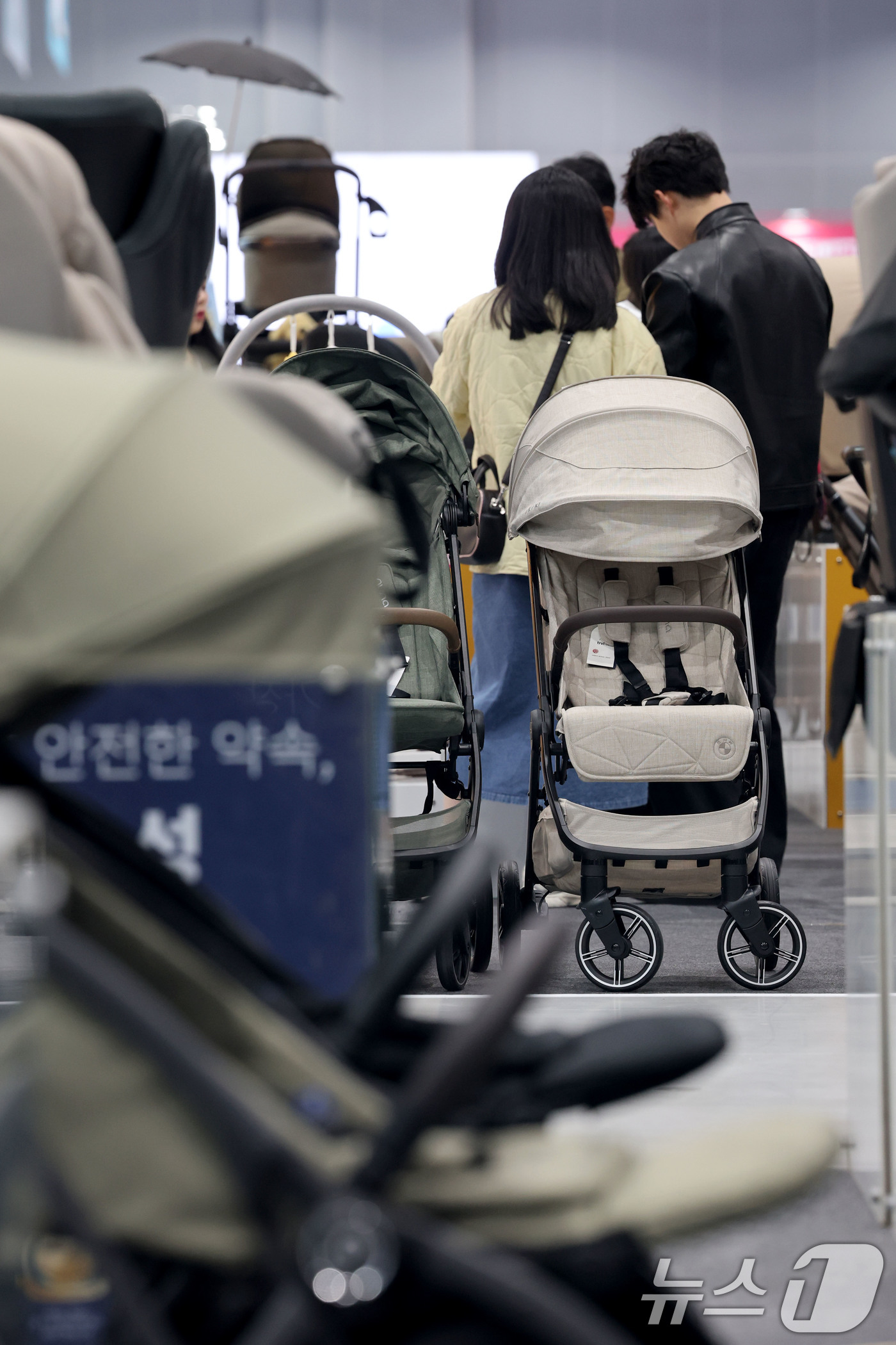 (서울=뉴스1) 이광호 기자 = 5일 서울 강서구 코엑스마곡에서 열린 2026마곡 베이비페어&유아교육전을 찾은 관람객들이 유모차를 살펴보고 있다.  2026.3.5/뉴스1