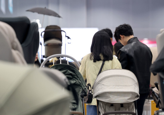 유모차 살펴보는 예비 엄빠들