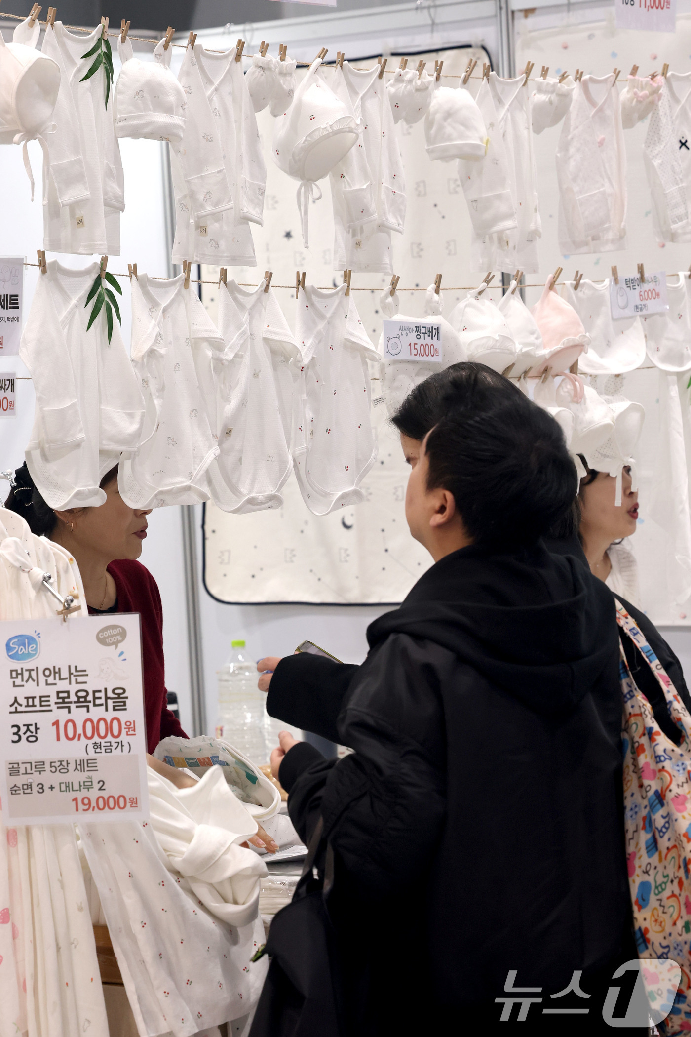 (서울=뉴스1) 이광호 기자 = 5일 서울 강서구 코엑스마곡에서 열린 2026마곡 베이비페어&유아교육전을 찾은 관람객들이 아기옷을 살펴보고 있다.  2026.3.5/뉴스1