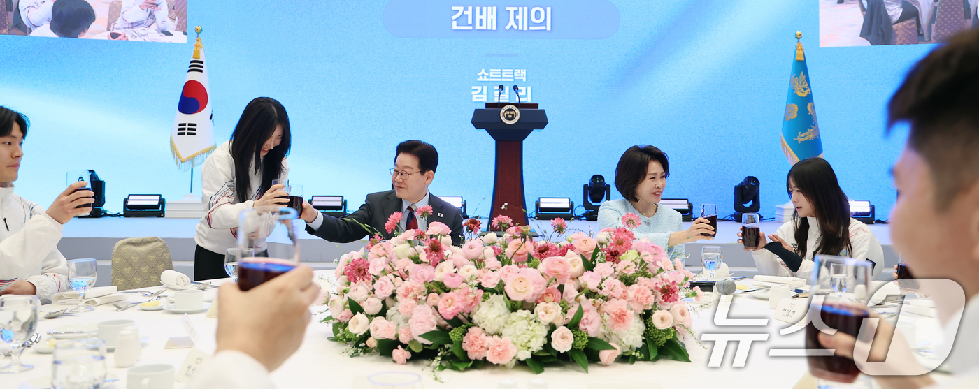 (서울=뉴스1) 허경 기자 = 이재명 대통령이 5일 청와대 영빈관에서 열린 2026 밀라노-코르티나담페초 동계올림픽 선수단 격려 오찬에 쇼트트랙 김길리 선수와 건배를 하고 있다. …