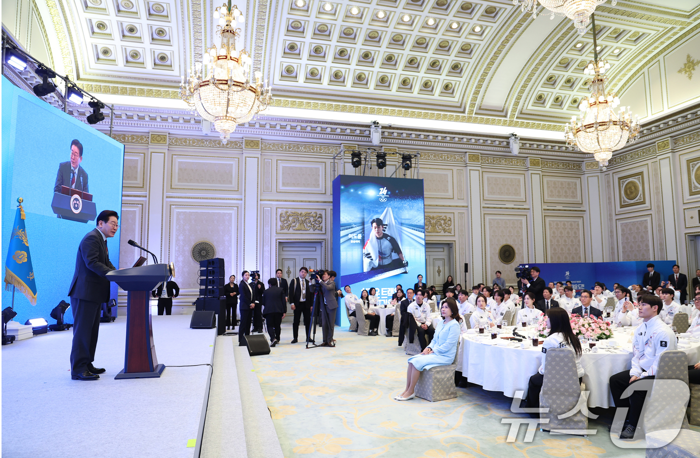 (서울=뉴스1) 허경 기자 = 이재명 대통령이 5일 청와대 영빈관에서 열린 2026 밀라노-코르티나담페초 동계올림픽 선수단 격려 오찬에서 격려사를 하고 있다. (청와대통신사진기자단 …