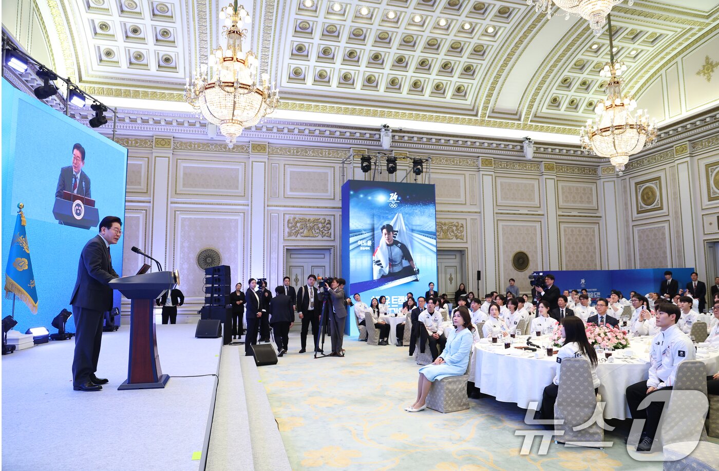 본문 이미지 - 이재명 대통령이 5일 청와대 영빈관에서 열린 2026 밀라노-코르티나담페초 동계올림픽 선수단 격려 오찬에서 격려사를 하고 있다. (청와대통신사진기자단) 2026.3.5 ⓒ 뉴스1 허경 기자