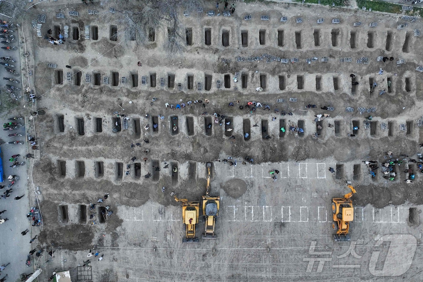 (AFP=뉴스1) 진성훈 기자 = 미국과 이스라엘의 공습 첫날인 지난달 28일(현지시간) 이란 남부 호르모즈간주의 한 여자 초등학교가 공격을 받아 수업 중이던 여학생 다수를 포함해 …