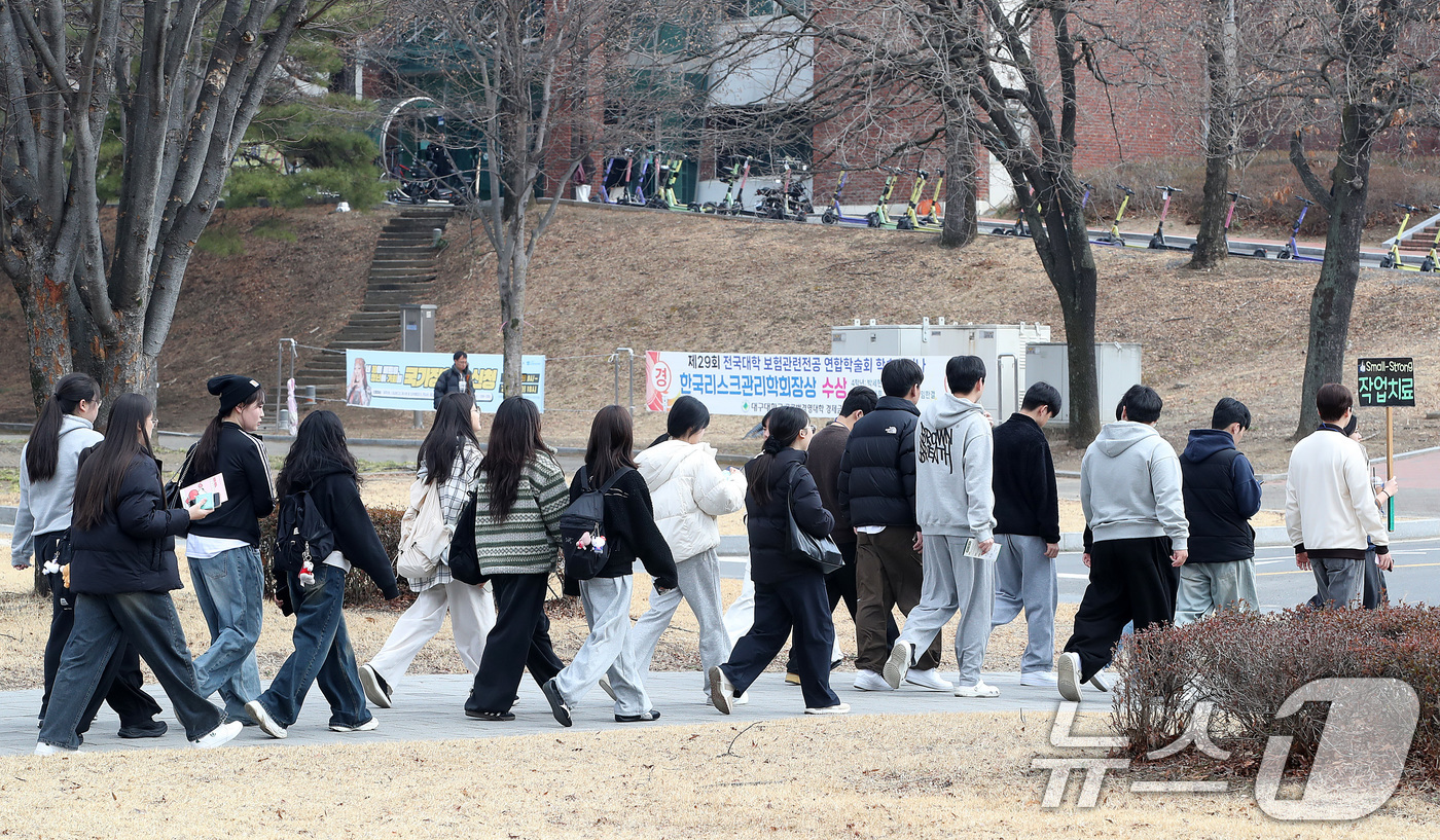 (경산=뉴스1) 공정식 기자 = ５일 대구대학교 경산캠퍼스에서 개교 70주년 기념 '신입생 환영 주간'을 맞아 신입생들이 줄지어 캠퍼스 투어를 하고 있다. 2026.3.5/뉴스1