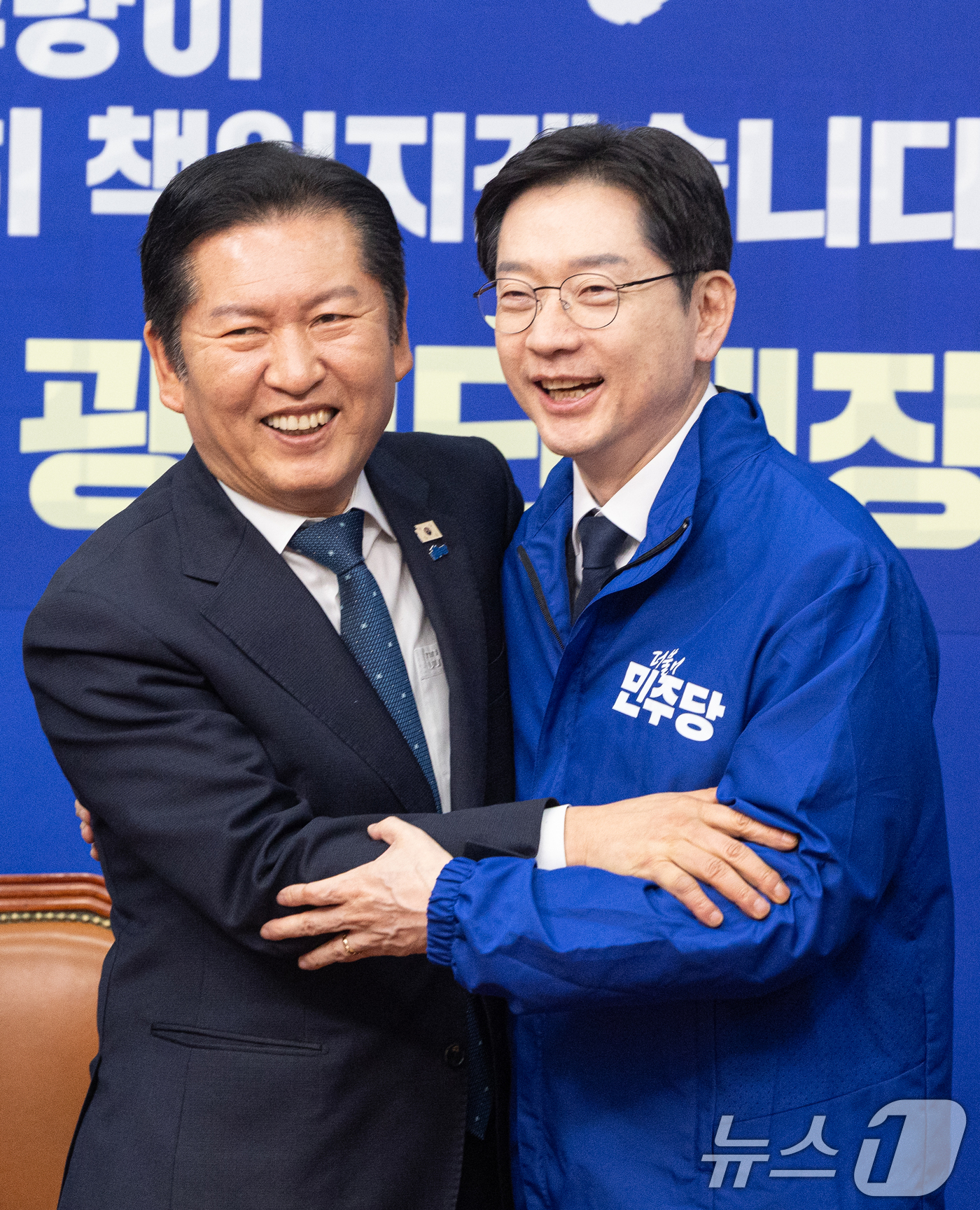 (서울=뉴스1) 이승배 기자 = 5일 서울 여의도 국회에서 열린 더불어민주당 공천 심사 결과 발표에서 정청래 대표가 경남지사 후보로 단수 공천된 김경수 지방시대위원장과 포옹하고 있 …