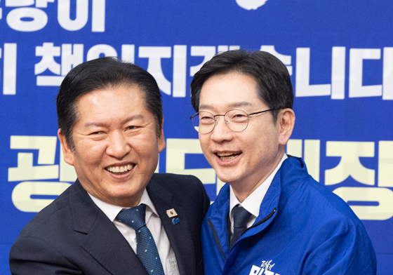 포옹하는 정청래 대표와 김경수 위원장