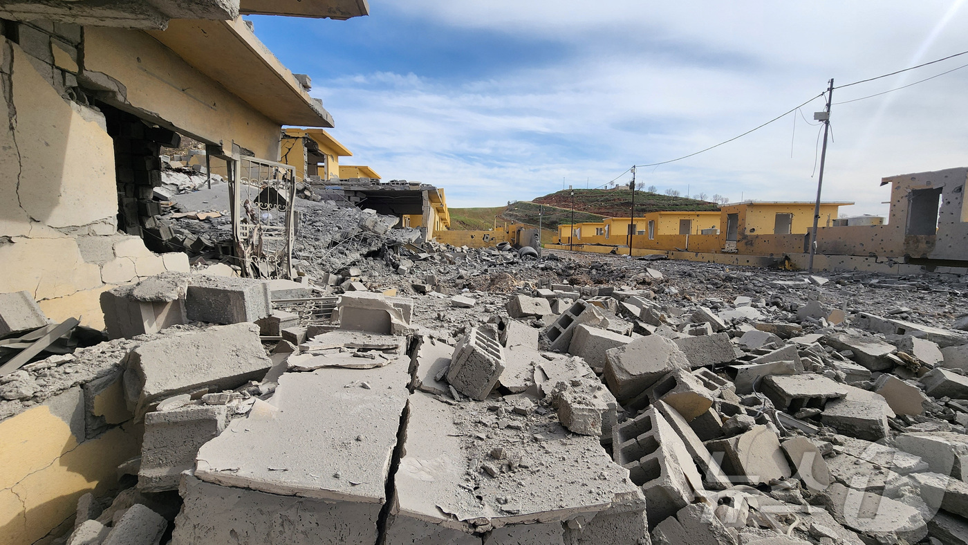 (로이터=뉴스1) 윤다정 기자 = 4일(현지시간) 이라크 쿠르디스탄 지역의 데칼라에서 드론 공격으로 건물이 파괴된 모습. 이 공격은 이란 쿠르드 반정부 단체 본부를 겨냥한 것으로 …