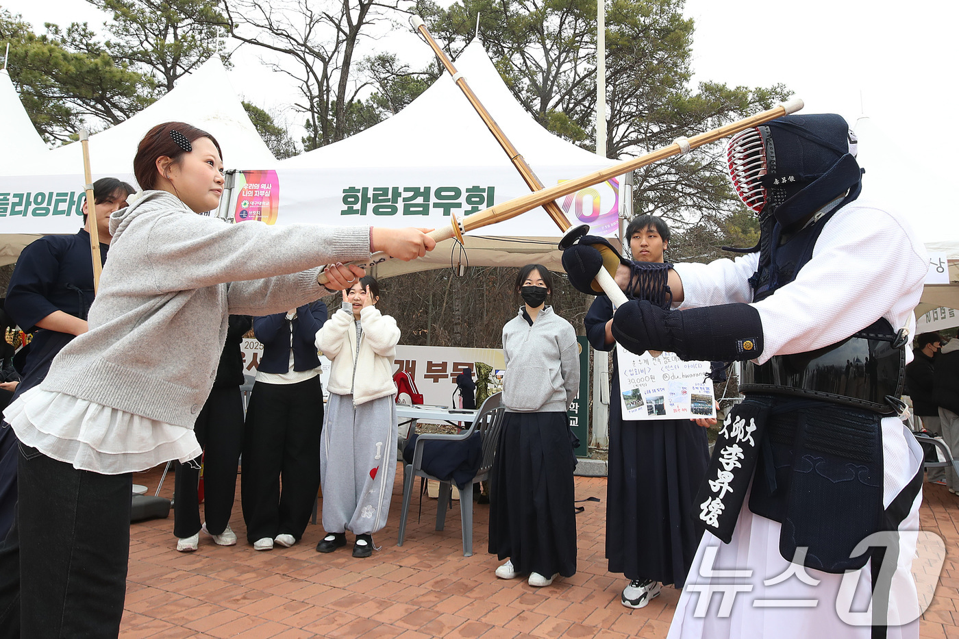 (경산=뉴스1) 공정식 기자 = ５일 대구대학교 경산캠퍼스에서 개교 70주년 기념 '신입생 환영 주간'을 맞아 검도 동아리 화랑검우회 부스에서 신입생들이 검도를 체험하고 있다. 2 …