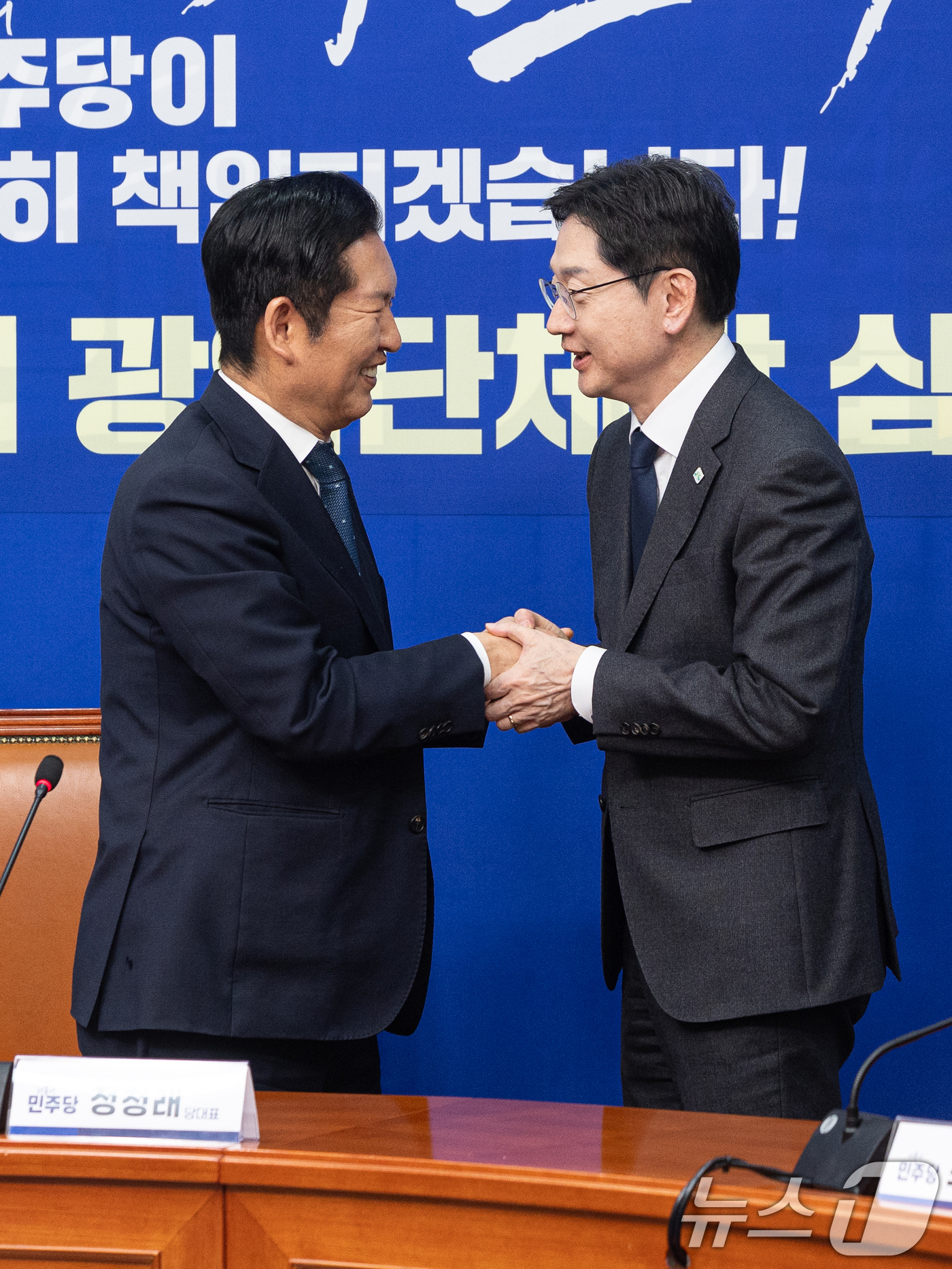 (서울=뉴스1) 이승배 기자 = 5일 서울 여의도 국회에서 열린 더불어민주당 공천 심사 결과 발표에서 정청래 대표가 경남지사 후보로 단수 공천된 김경수 지방시대위원장과 악수하고 있 …