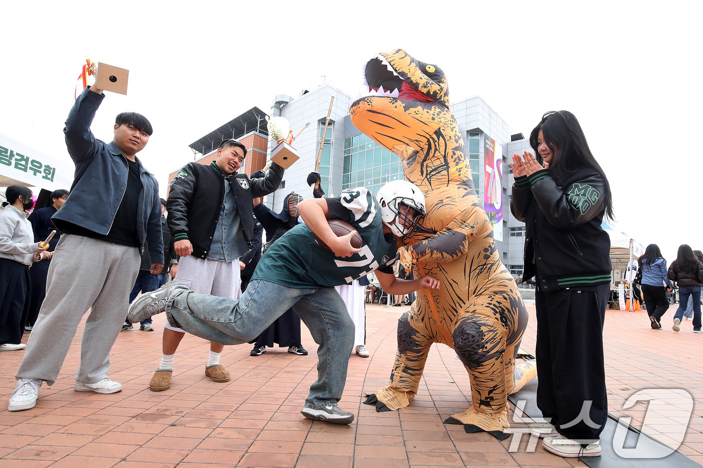 (경산=뉴스1) 공정식 기자 = ５일 대구대학교 경산캠퍼스에서 개교 70주년 기념 '신입생 환영 주간'을 맞아 미식축구 동아리 플라잉타이거즈 회원들이 시범을 보이며 홍보에 열중하고 …